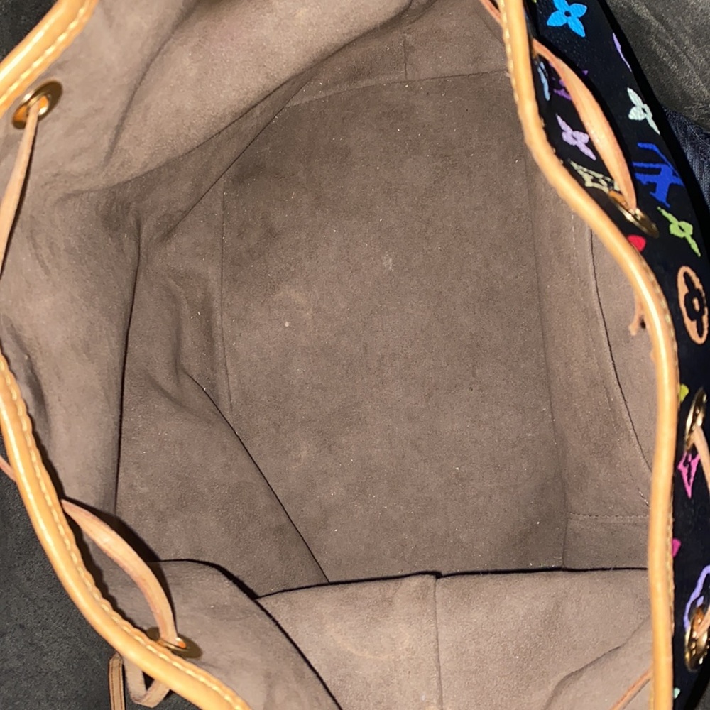 Louis Vuitton - Picture 3 of 6